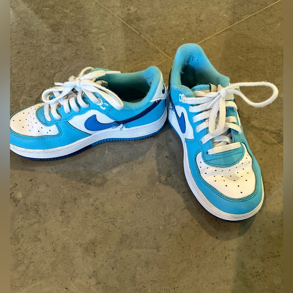 Boys size 1Y Nike White/blue sneaker